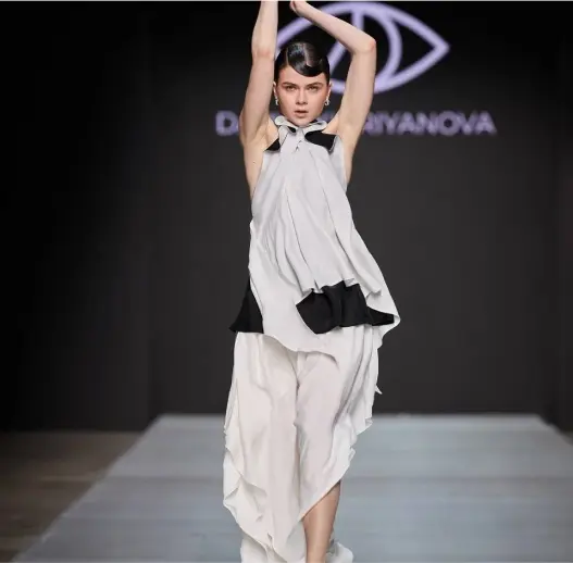 За рамки картин