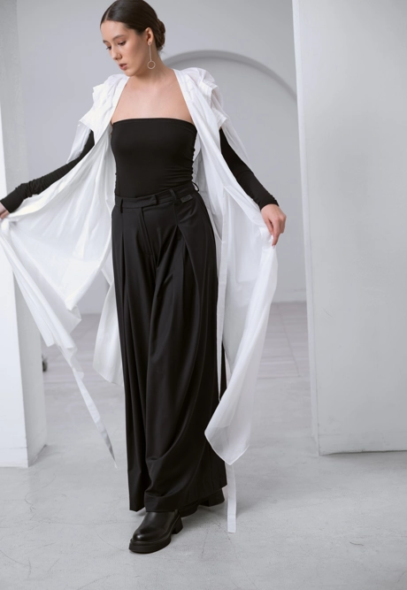 Брюки с акцентными складками черные