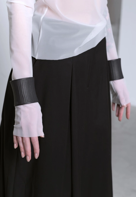 Брюки с акцентными складками черные - фото 4