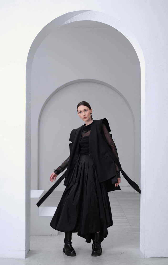 Жилет с декоративными лацканами